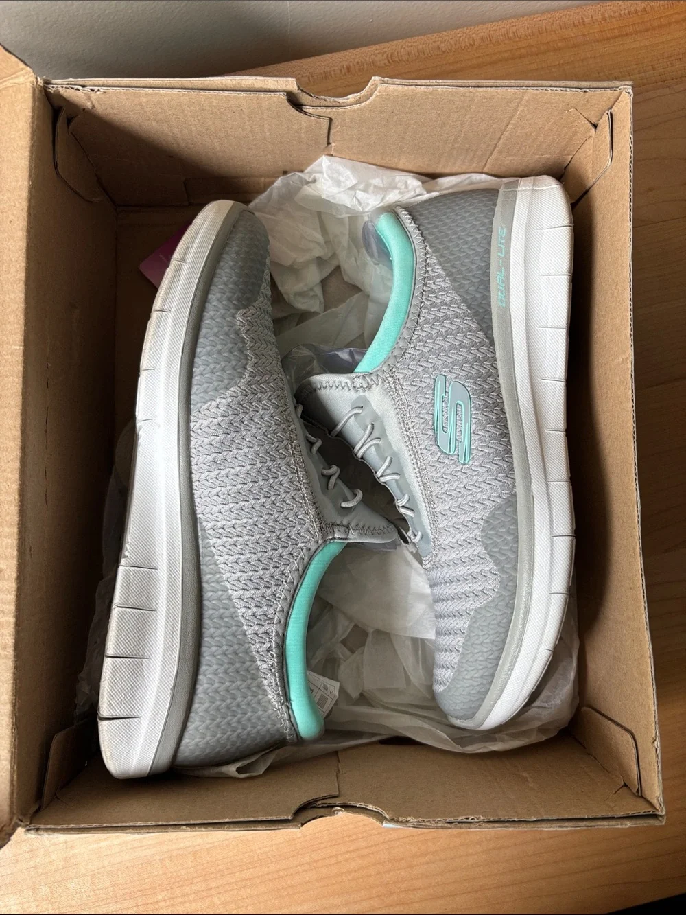 Skechers Synergy 2.0 in Grey with Turquoise Trim size 7